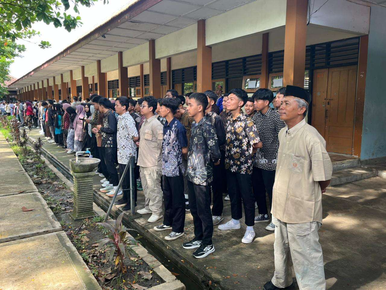 Upacara hari pahlawan di SMK Veteran 1 Sukoharjo